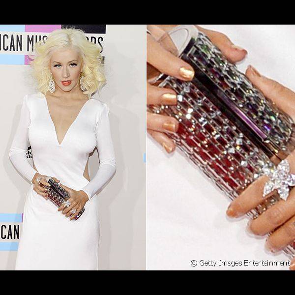 J? Christina Aguilera usou o glamour do dourado para completar seu look total branco